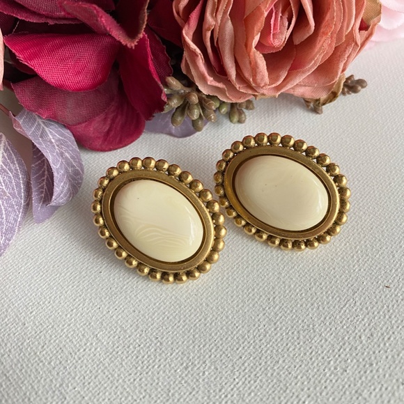 🎀 Napier Vintage Gold tone Cream Color Beaded Edge Clip On Earrings - Picture 2 of 10
